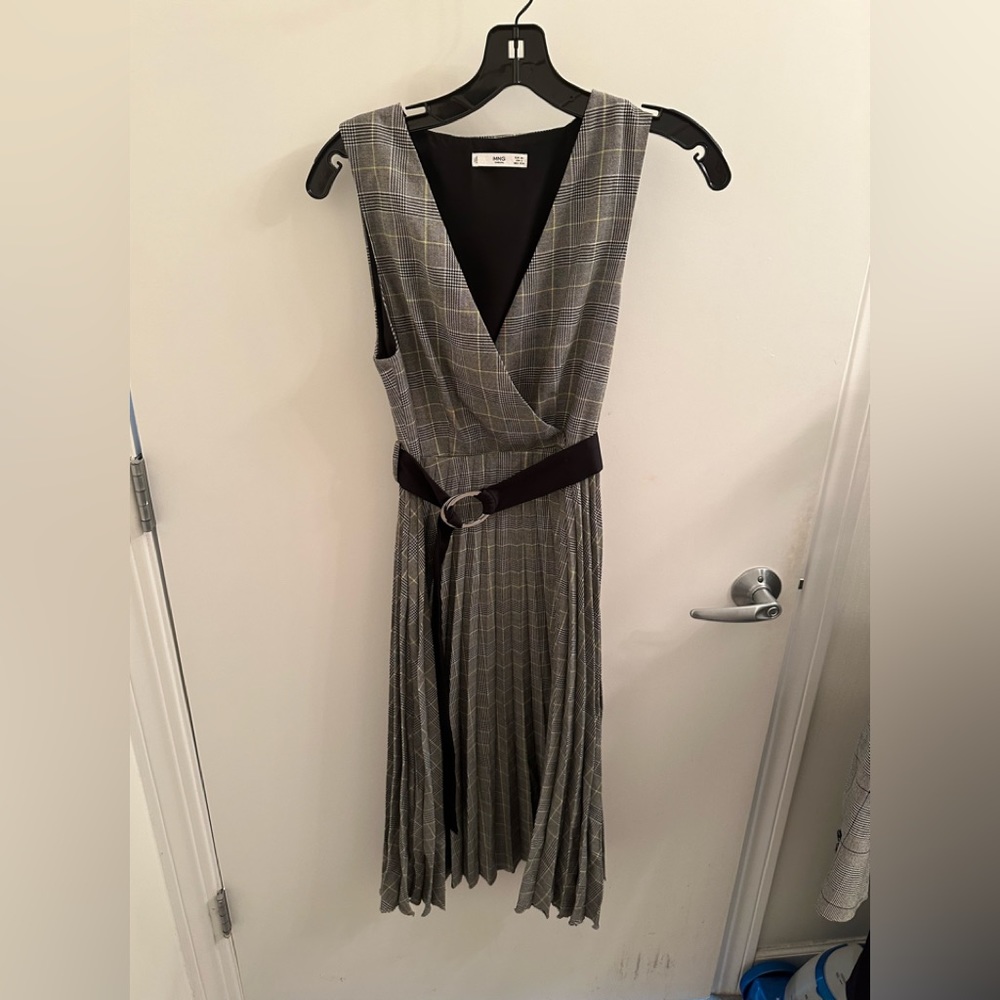 V neck sleeveless pleated midi dress